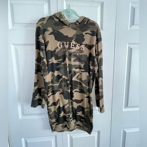 Long sleeved hooded camo Guess dress